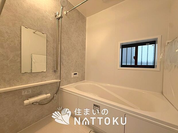 【現地写真(浴室)】浴室暖房乾燥機付き。1坪タイプで広々です。