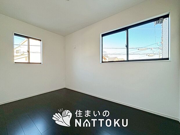 【現地写真（洋室）】木目の美しさを際立たせるシンプルデザインの建具を使用しています。