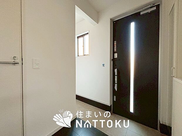 【現地写真（玄関）】玄関には、大型のシューズ収納を設置しています。