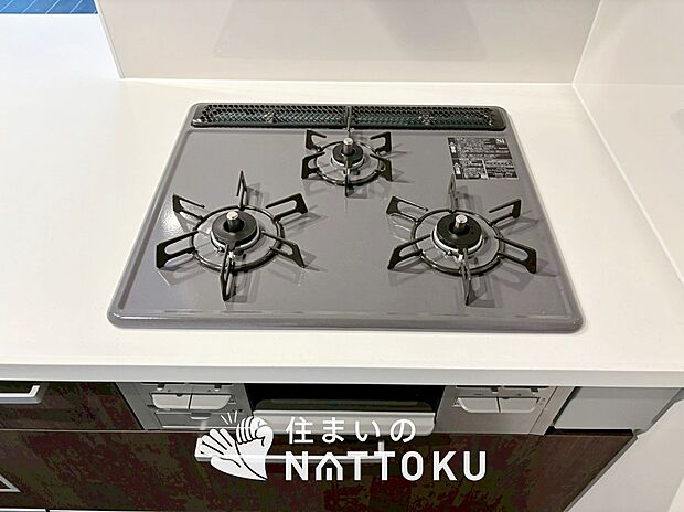 【ビルトインコンロ】フラットな構造で清掃性が高く、過熱防止センサー付３口タイプで日頃の家事も快適です。