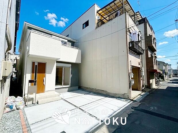 【現地写真(前道含む外観)】健康被害に配慮したもっとも安全性の高い建材を採用し、シックハウス対策をしております。