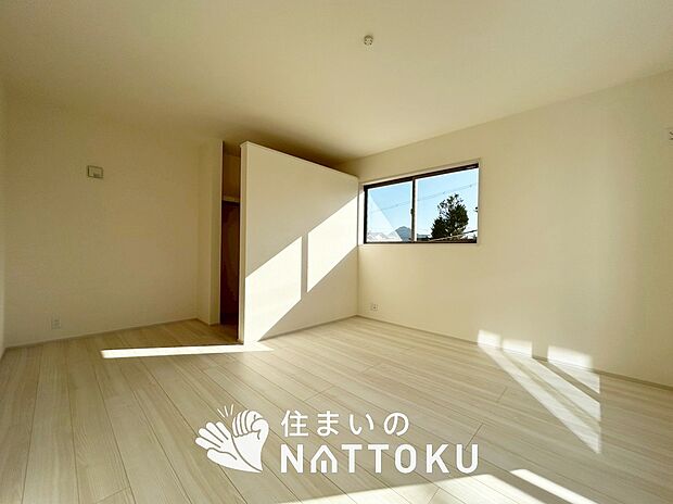 【現地写真(寝室)】木目の美しさを際立たせるシンプルデザインの建具を使用しています。