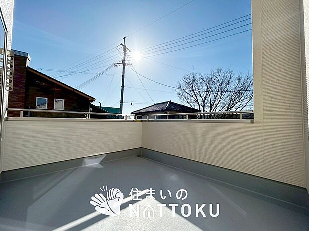 【バルコニー】奥行きが広く、洗濯物をゆったりと干せる十分な広さで、家族の洗濯も捗ります。