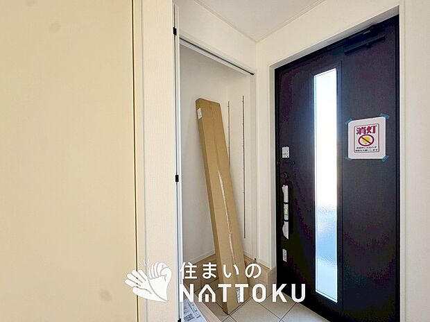 【現地写真（玄関）】玄関には、大型のシューズ収納を設置しています。