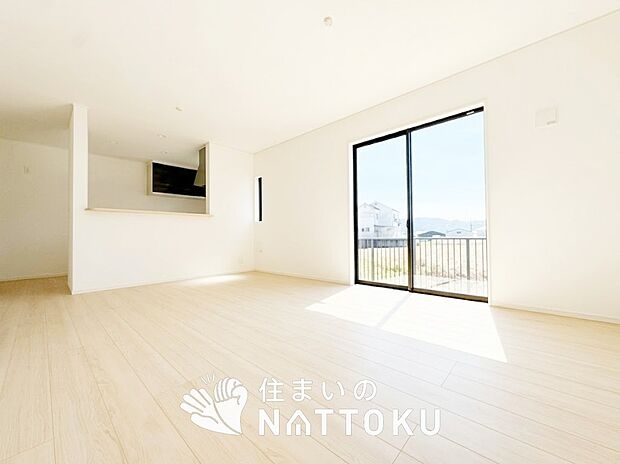 【現地写真（リビング）】フローリング材には、木目、色調など木材特有の風合いがあり、ナチュラルな美しさになっています。