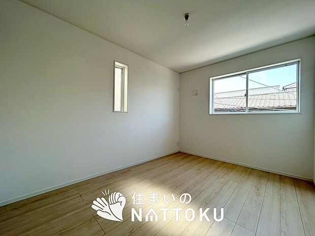 【現地写真(寝室)】木目の美しさを際立たせるシンプルデザインの建具を使用しています。