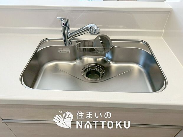 【浄水器内臓ハンドシャワー付シンク】広々とした凸型シンクに洗剤ポケットを標準装備。すっきり収納できます。
また、蛇口の先端に浄水器を内蔵しているため場所をとりません。