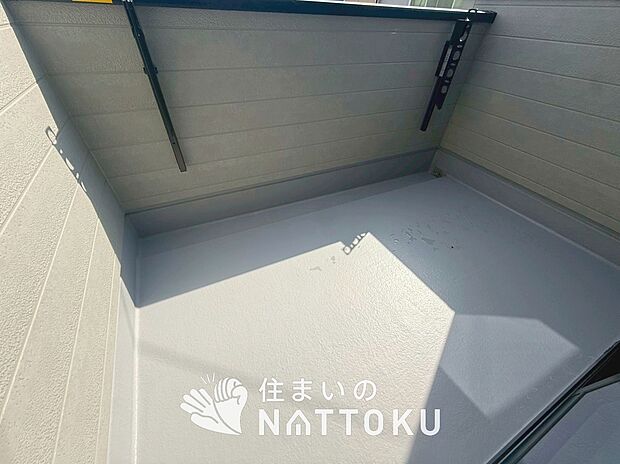 【バルコニー】奥行きが広く、洗濯物をゆったりと干せる十分な広さで、家族の洗濯も捗ります。