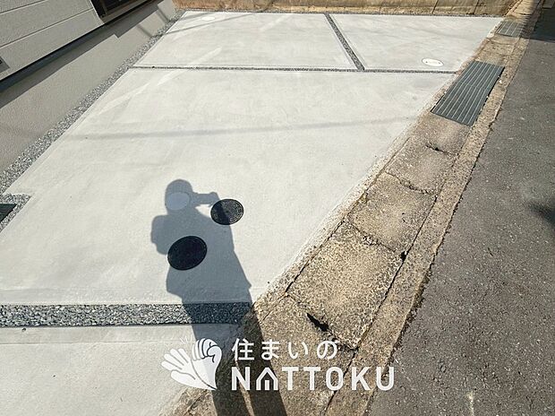 【現地写真（駐車場）】駐車スペースが広く、運転が苦手な方も安心です。