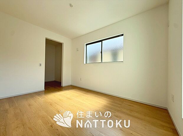 【現地写真（洋室）】木目の美しさを際立たせるシンプルデザインの建具を使用しています。