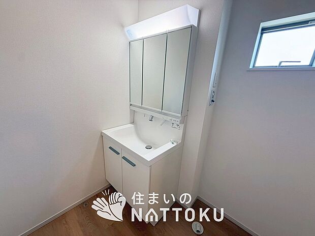 【洗面台・洗面所】鏡の両サイドは、必要なものを取出しやすく、大きな鏡面で朝の準備も快適。
使いやすいリフトアップ機能付きのシングルレバーシャワー水栓付です。
