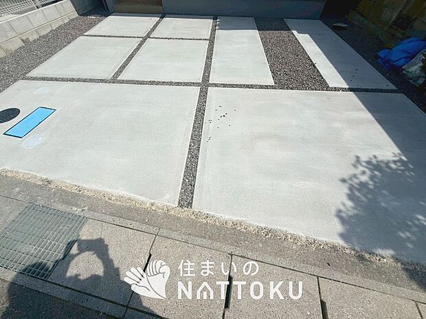 【現地写真（駐車場）】駐車スペースが広く、運転が苦手な方も安心です。