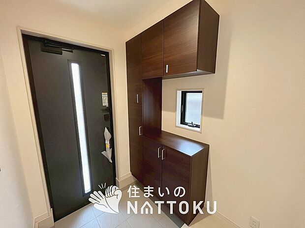 【現地写真（玄関）】玄関には、大型のシューズ収納を設置しています。