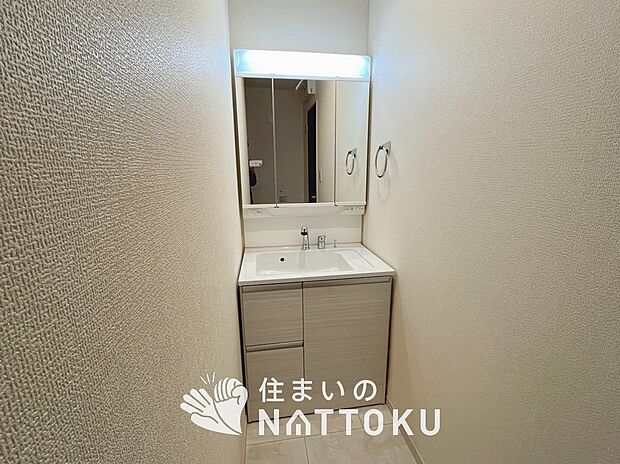 【洗面台・洗面所】鏡の両サイドは、必要なものを取出しやすく、大きな鏡面で朝の準備も快適。
使いやすいリフトアップ機能付きのシングルレバーシャワー水栓付です。
