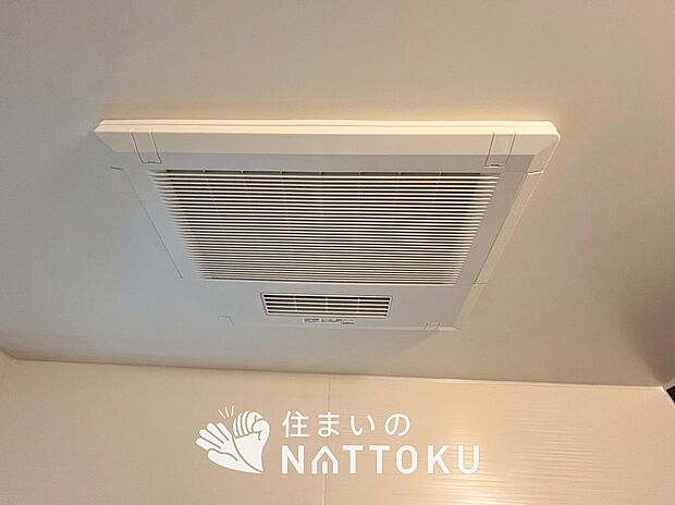 【電気式浴室暖房換気乾燥機】寒い冬場はあたたかく、暑い夏場は扇風機のような心地よさです。
雨の日は、浴室が衣類乾燥スペースになります。
