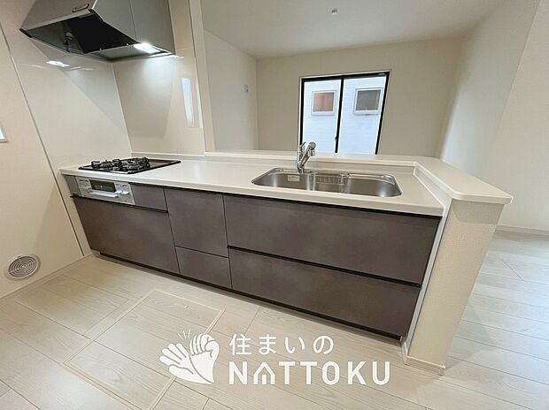 【現地写真（キッチン）】収納たっぷりのシステムキッチン、浄水器付水栓を標準装備しています。