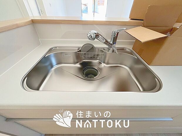 【浄水器内臓ハンドシャワー付シンク】広々とした凸型シンクに洗剤ポケットを標準装備。すっきり収納できます。
また、蛇口の先端に浄水器を内蔵しているため場所をとりません。