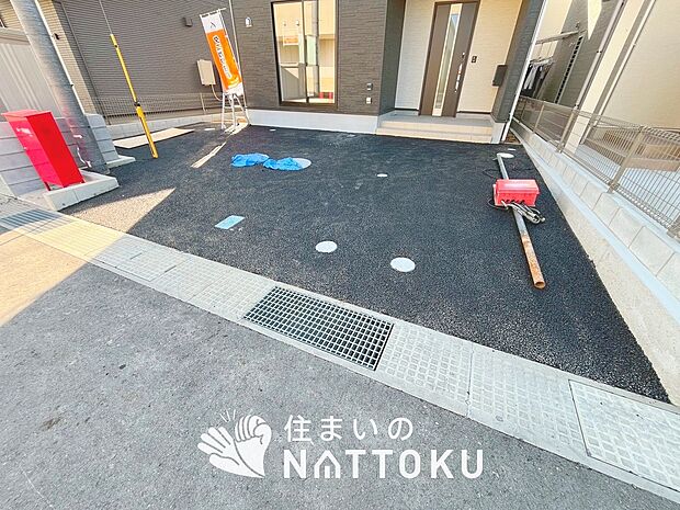 【現地写真(駐車場)】駐車スペースが広く、運転が苦手な方も安心です。