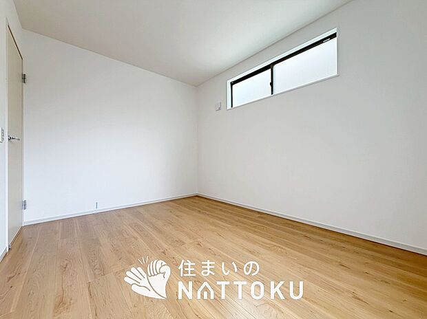 【現地写真（寝室）】木目の美しさを際立たせるシンプルデザインの建具を使用しています。