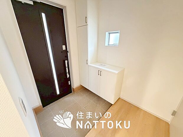 【現地写真（玄関）】玄関には、大型のシューズ収納を設置しています。