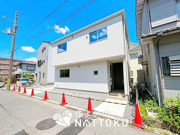 【現地写真（外観）】軽くて火災に強い屋根材を採用し、地震時の建物への負担や揺れを軽減しています。