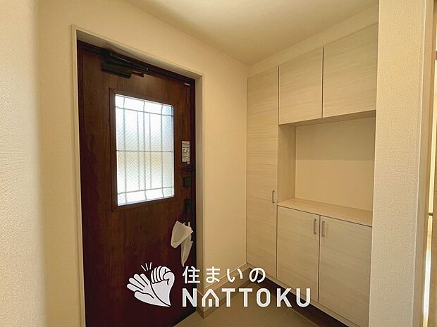 【現地写真（玄関）】玄関には、大型のシューズ収納を設置しています。