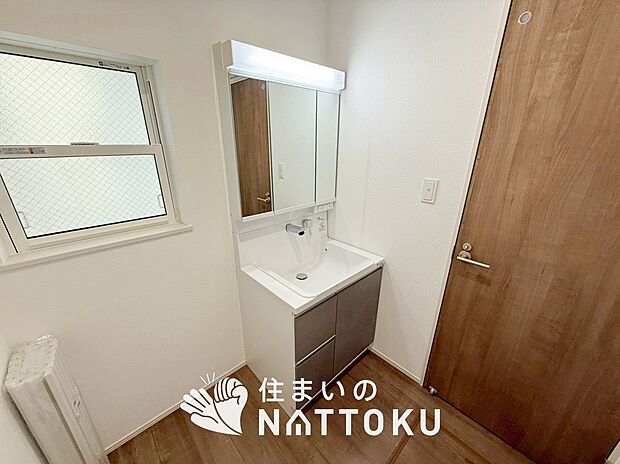 【洗面台・洗面所】奥行きが広く、洗濯物をゆったりと干せる十分な広さで、家族の洗濯も捗ります。