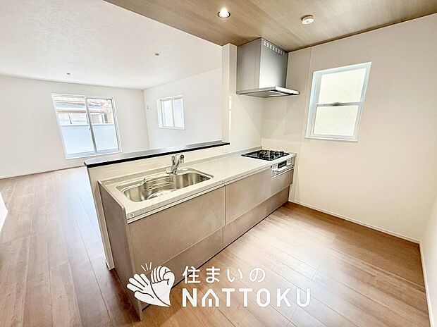 【現地写真（キッチン）】収納たっぷりのシステムキッチン、浄水器付水栓を標準装備しています。