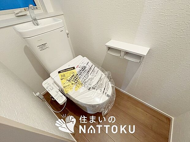 【トイレ】汚れてもサッとひと拭きでお手入れ簡単、エコ仕様の温水洗浄便座付きのトイレです。
バリアフリーにも配慮しています。
