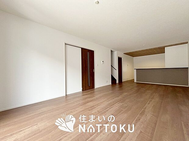 【現地写真（リビング）】フローリング材には、木目、色調など木材特有の風合いがあり、ナチュラルな美しさになっています。