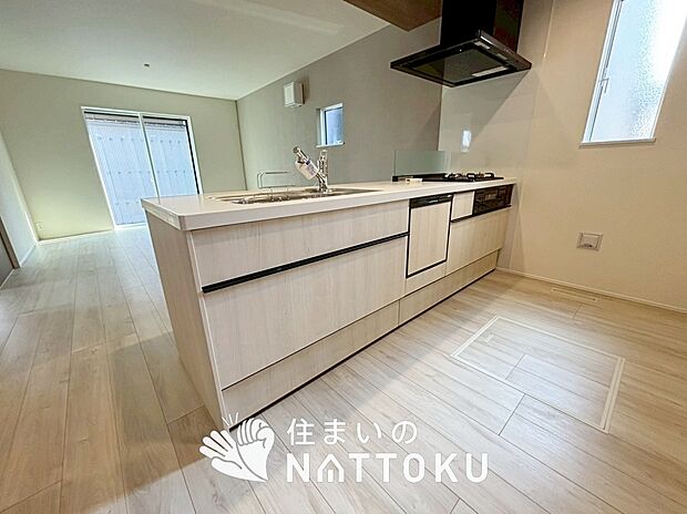 【現地写真（キッチン）】収納たっぷりのシステムキッチン、浄水器付水栓を標準装備しています。