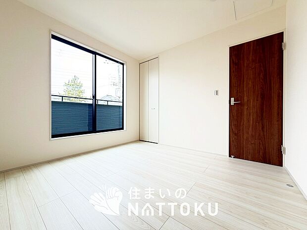 【現地写真（寝室）】木目の美しさを際立たせるシンプルデザインの建具を使用しています。