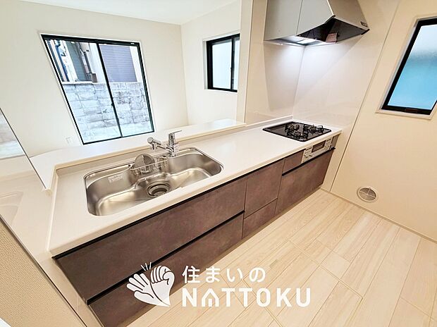 【現地写真（キッチン）】収納たっぷりのシステムキッチン、浄水器付水栓を標準装備しています。