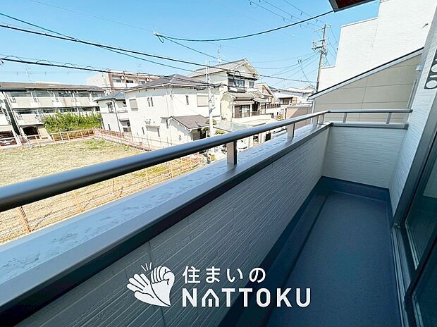 【バルコニー】奥行きが広く、洗濯物をゆったりと干せる十分な広さで、家族の洗濯も捗ります。