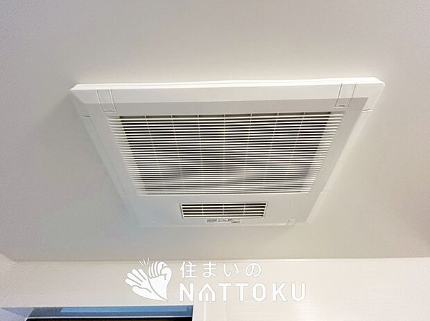 【電気式浴室暖房換気乾燥機】寒い冬場はあたたかく、暑い夏場は扇風機のような心地よさです。
雨の日は、浴室が衣類乾燥スペースになります。