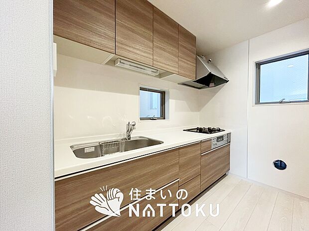 【現地写真(キッチン)】収納たっぷりのシステムキッチン、浄水器付水栓を標準装備しています。