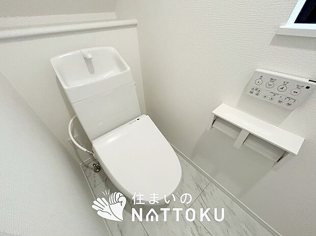 【トイレ】汚れてもサッとひと拭きでお手入れ簡単、エコ仕様の温水洗浄便座付きのトイレです。
バリアフリーにも配慮しています。