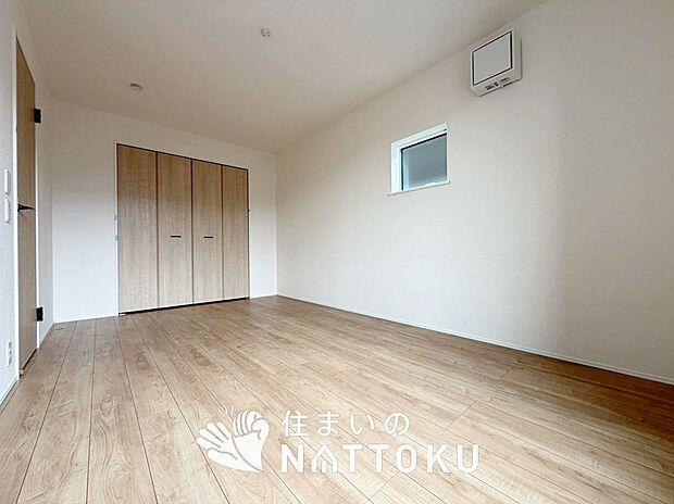 【現地写真（寝室）】木目の美しさを際立たせるシンプルデザインの建具を使用しています。
