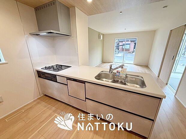 【現地写真（キッチン）】収納たっぷりのシステムキッチン、浄水器付水栓を標準装備しています。