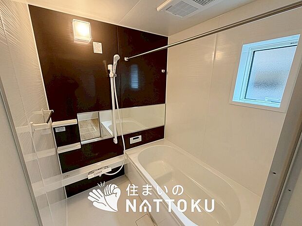 【現地写真（浴室）】浴室暖房乾燥機付き。１坪タイプで広々です。