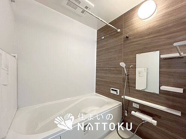 【現地写真（浴室）】浴室暖房乾燥機付き。１坪タイプで広々です。