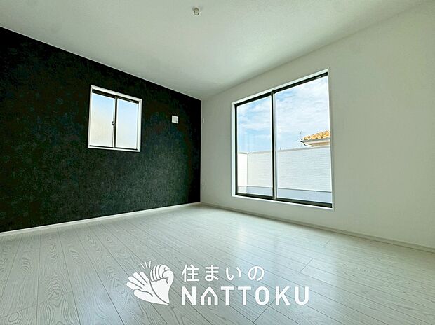 【現地写真（洋室）】木目の美しさを際立たせるシンプルデザインの建具を使用しています。