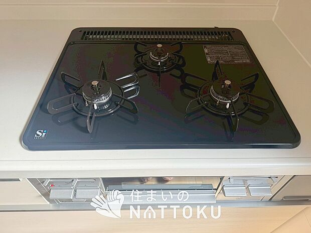 【ビルトインコンロ】フラットな構造で清掃性が高く、過熱防止センサー付3口タイプで日頃の家事も快適です。