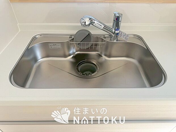 【浄水器内臓型ハンドシャワー付シンク】広々とした凸型シンクに洗剤ポケットを標準装備。すっきり収納できます。
また、蛇口の先端に浄水器を内蔵しているため場所をとりません。