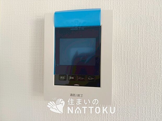 【TVモニター付インターホン】手放し通話ができ、送話表示灯で送話・受話状態が確認できます。
映像と音声で玄関先の様子をチェックできるモニター機能や、夜間の訪問者の顔も確認できるLEDライトを装備しています。