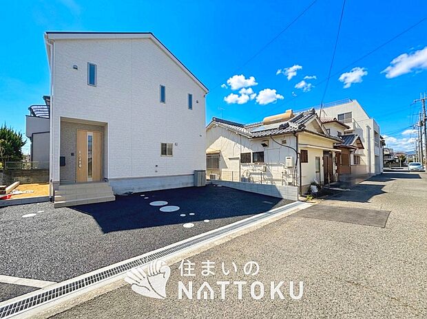 【現地写真(前道含む外観)】軽くて火災に強い屋根材を採用し、地震時の建物への負担や揺れを軽減しています。