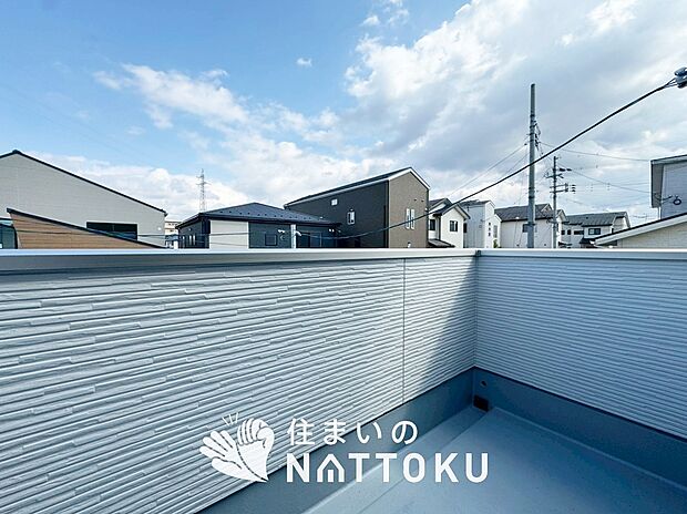 【バルコニー】奥行きが広く、洗濯物をゆったりと干せる十分な広さで、家族の洗濯も捗ります。