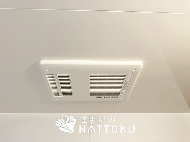 【浴室暖房換気乾燥機】入浴後の水滴や湿気を排出し、カビの発生や臭いを抑制します。
雨の日の洗濯物にも効果的です。
