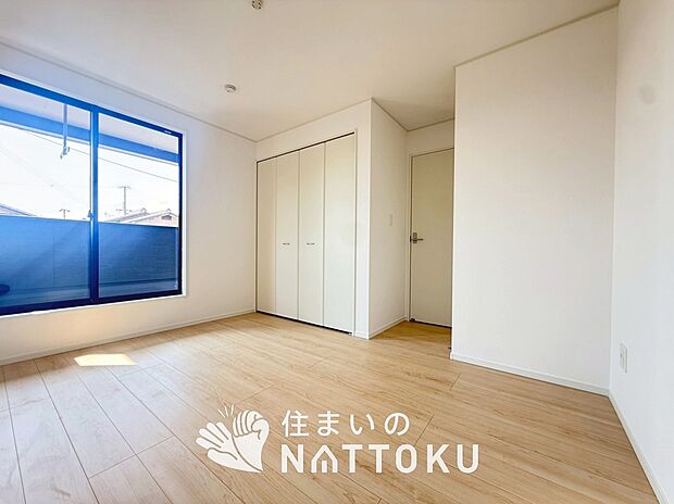 【現地写真（寝室）】木目の美しさを際立たせるシンプルデザインの建具を使用しています。