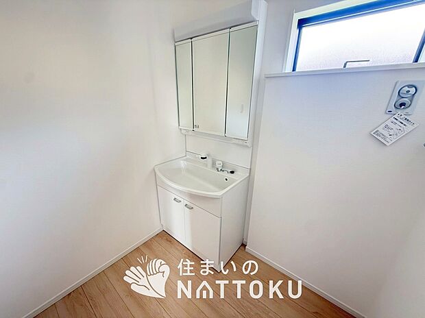 【洗面台・洗面所】鏡の両サイドは、必要なものを取出しやすく、大きな鏡面で朝の準備も快適。
使いやすいリフトアップ機能付きのシングルレバーシャワー水栓付です。

